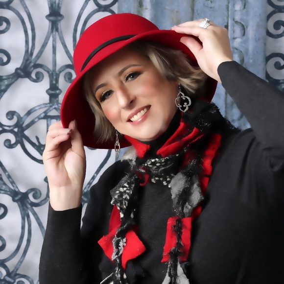 Meet your Posher, Amanda - Picture 1 of 1